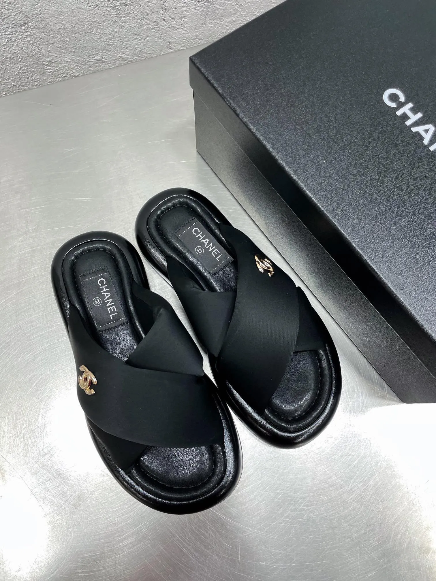 👟👟Ex-factory price 360👟👟 Women's Shoes Women's Clothing Women's Shoes Women's Clothing Women's Shoes Women's Clothing Women's Shoes Factory Chanel Summer New Mier Cross Slippers Bread Sandals Beach Sandals Original Purchase and Development Production Xiaoxiang 2022 Summer New Slippers This season's chubby bread Flip-flops are very popular Thick soles with extra-thick padding are like stepping on bread Step on the clouds ☁️Super strong wrapping feeling! Exquisite packaging at the delivery counter 🛍📦 Fabric: Original customized imported Lycra Lining: Original customized soft velvet lining Sole: Exclusive molded ultra-light foam outsole Thickness: 3CM▪️Size: 35-40